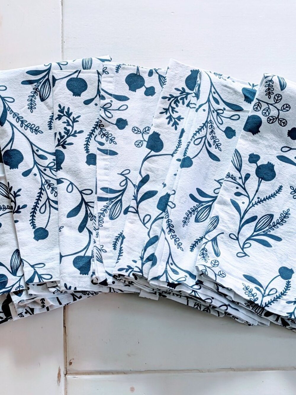 Set of 8 World Market Cotton Table Linen Napkins White Navy Floral 20x20 Square
